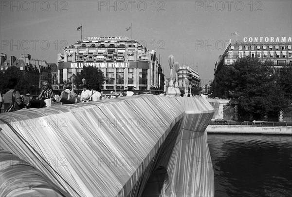 Le Pont Neuf à Paris, empaqueté par Christo, 1985