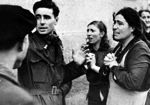 Photograph of the relatives of those trapped during an aerial attack in Madrid