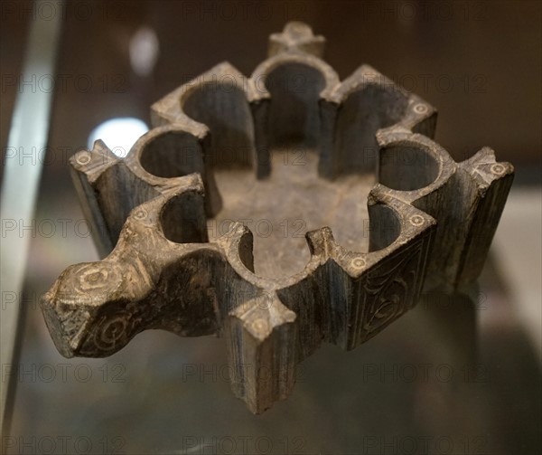 Incense burner with eight lobes