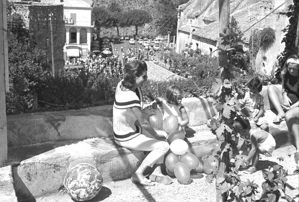 Jackie Kennedy. Eté 1962. Vacances à Ravello (Italie). Visite d'un parc