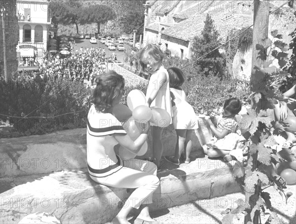 Jackie Kennedy. Eté 1962. Vacances à Ravello (Italie). Visite d'un parc