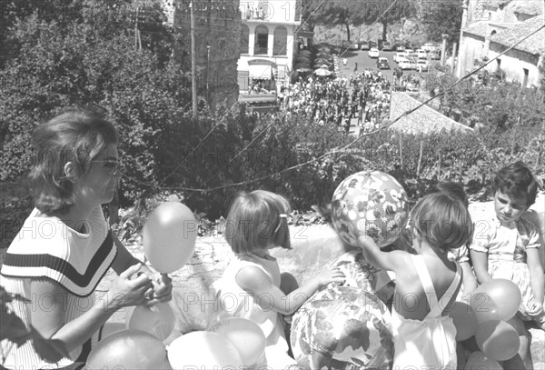 Jackie Kennedy. Eté 1962. Vacances à Ravello (Italie). Visite d'un parc