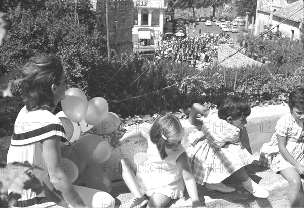 Jackie Kennedy. Eté 1962. Vacances à Ravello (Italie). Visite d'un parc