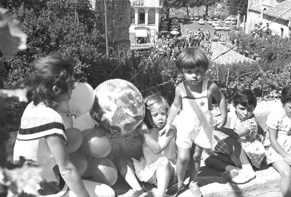 Jackie Kennedy. Eté 1962. Vacances à Ravello (Italie). Visite d'un parc