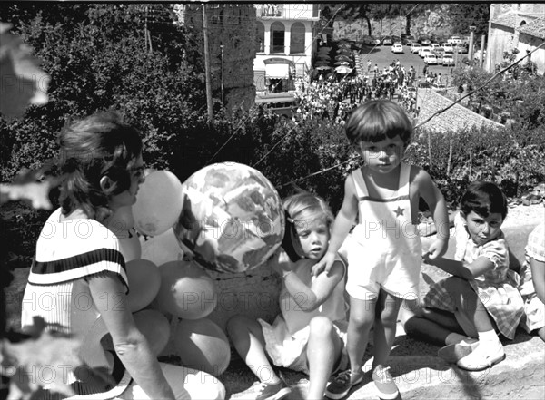 Jackie Kennedy. Eté 1962. Vacances à Ravello (Italie). Visite d'un parc