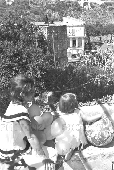 Jackie Kennedy. Eté 1962. Vacances à Ravello (Italie). Visite d'un parc