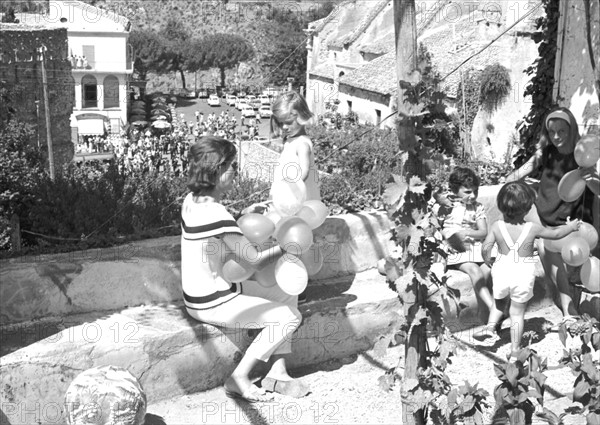 Jackie Kennedy. Eté 1962. Vacances à Ravello (Italie). Visite d'un parc