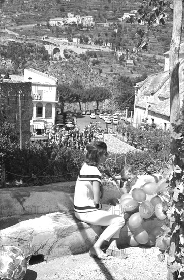 Jackie Kennedy. Summer 1962. Vacation in Ravello (Italy). Park visit