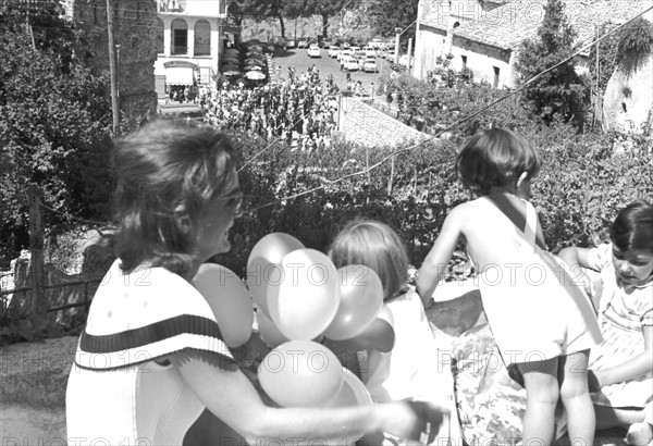 Jackie Kennedy. Eté 1962. Vacances à Ravello (Italie). Visite d'un parc