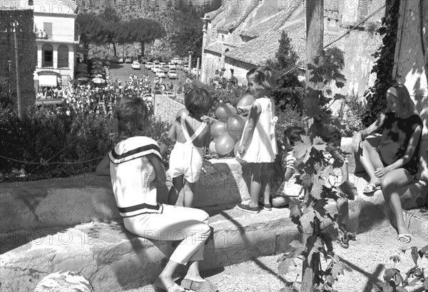 Jackie Kennedy. Eté 1962. Vacances à Ravello (Italie). Visite d'un parc