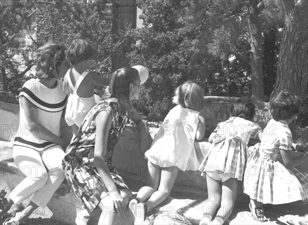 Jackie Kennedy. Eté 1962. Vacances à Ravello (Italie). Visite d'un parc