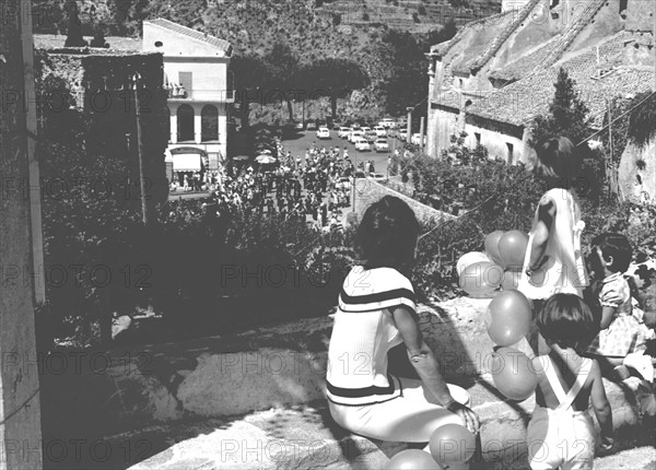 Jackie Kennedy. Eté 1962. Vacances à Ravello (Italie). Visite d'un parc