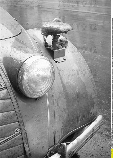 Tarnscheinwerfer an einem Auto in Berlin, 1940