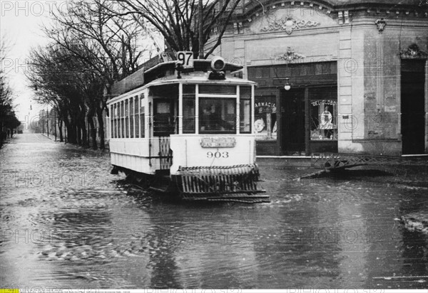 Argentinien, Buenos Aires - Straáenbahn auf einer berschwemmten Straáe