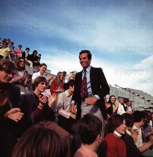 COL
Iglesias, Julio *23.09.1943-
Saenger, E

- Portrait zwischen klatschendem Publikum auf der Tribuene des im Bau befindlichen Olympiastadions in Muenchen

- 1970