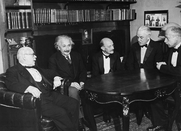 Albert Einstein et d'autres scientifiques