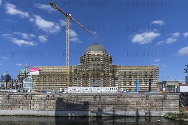 Scaffolding on the west facade of the city palace