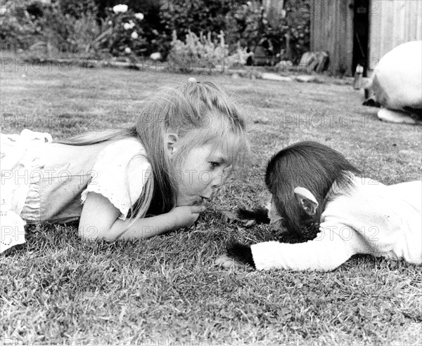 Girl plays with chimpanzee - Photo12-imageBROKER-Voller Ernst-John Drysdale