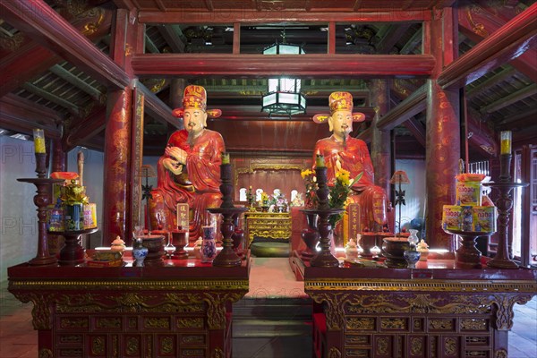 Statues of two followers of Confucius