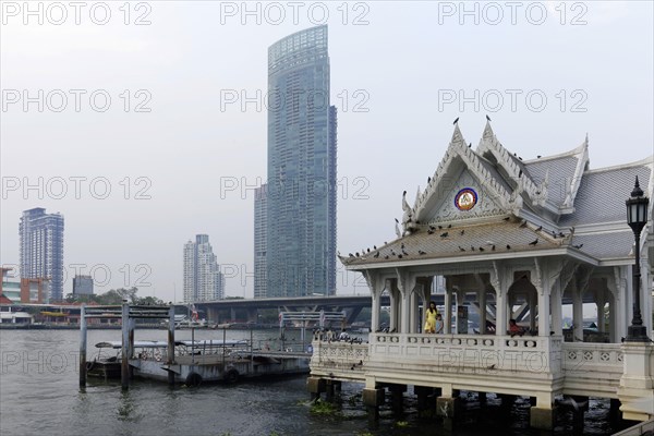 Pier of the Buddhist temple Wat Yannawa