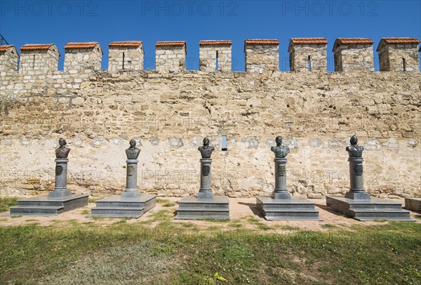 Heros statues before the Bender fortress