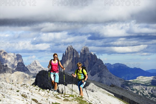 Hikers on the ascent from the Prato Piazza to the summit of the Durrenstein