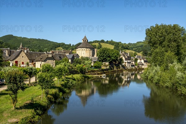 Village of Sainte-Eulalie-d'Olt at river Lot