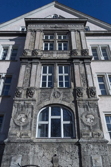 House facade around 1900 with Art Nouveau elements at the oriel