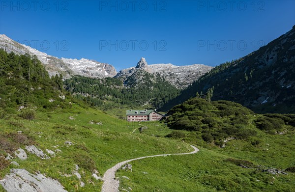 View on the Karlingerhaus from the Funtenseesattel