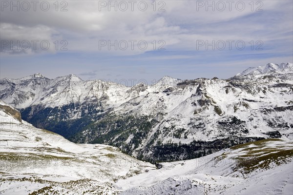 View from the Fuscher Lacke over the Seidlwinkel Valley to the Goldberg Group with snow