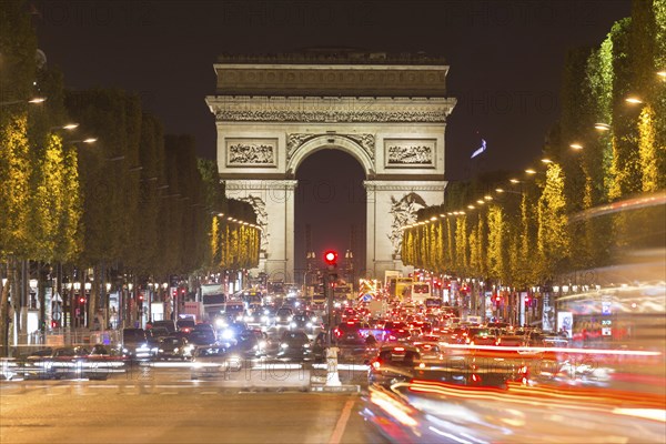 Triumphal arch with traffic