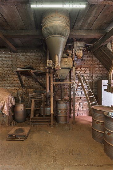 Production room for bronze powder with barrels and machines