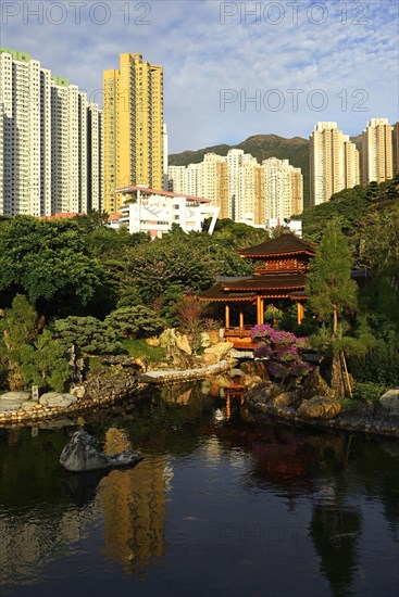 Chi Lin Nunnery in front of skyscrapers