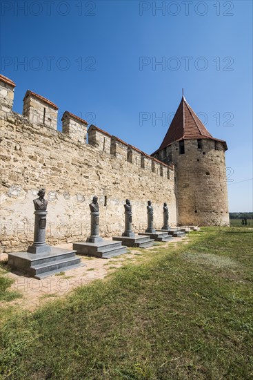 Heros statues before the Bender fortress