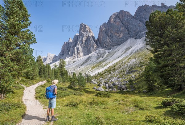 Hikers on the hiking trail to the Geisler Alm