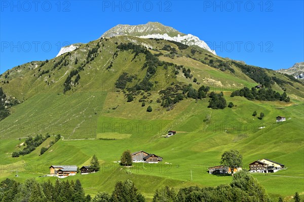 Mountain landscape with scattered settlement in the Prattigau to St. Antonien