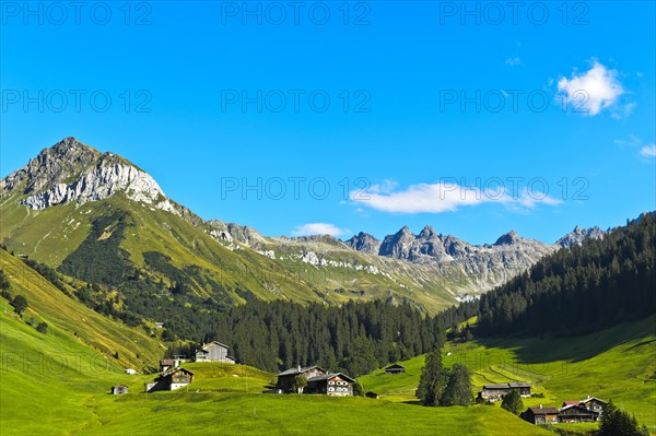 Mountain landscape with scattered settlement in the Prattigau to St. Antonien