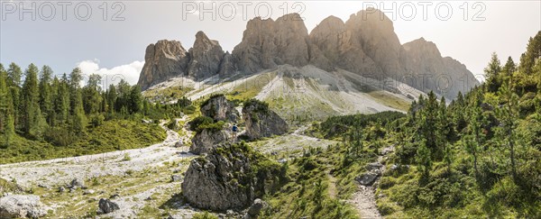 Hiking trail to the Geisleralm in the Villnosstal valley below Geislerspitzen