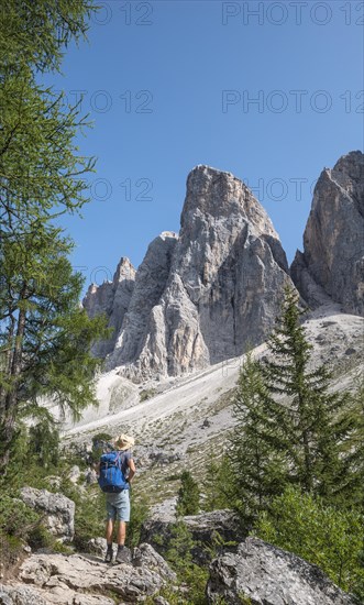 Hikers on the hiking trail to the Geisler Alm