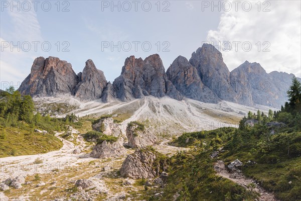 Hiking trail to the Geisleralm in the Villnosstal valley below Geislerspitzen