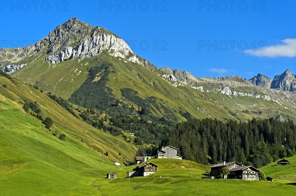 Mountain landscape with scattered settlement in the Prattigau to St. Antonien