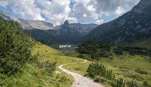 Hiking trail to the Karlingerhaus mountain hut