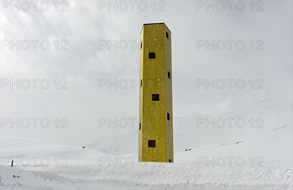 Las Colonnas lookout tower in the snow