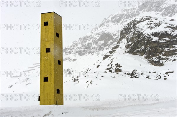 Las Colonnas lookout tower in the snow