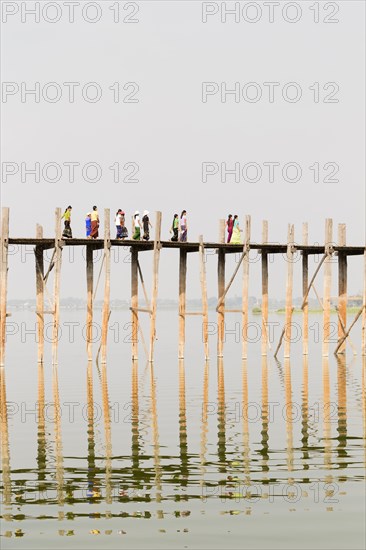 People crossing U Bein bridge