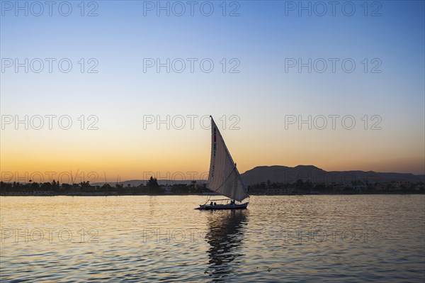 single-masted sailing boat