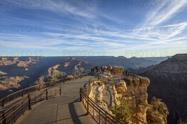 Viewpoint Mather Point with visitors