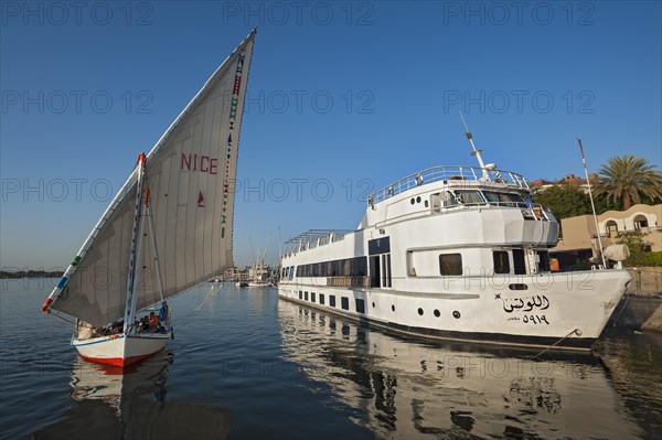 single-masted sailing boat