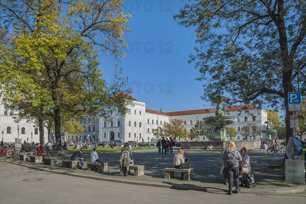 The Geschwister-Scholl-Platz with its fountain