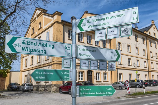 Guide for cyclists in front of the castle brewery Maxlrain near Tuntenhausen